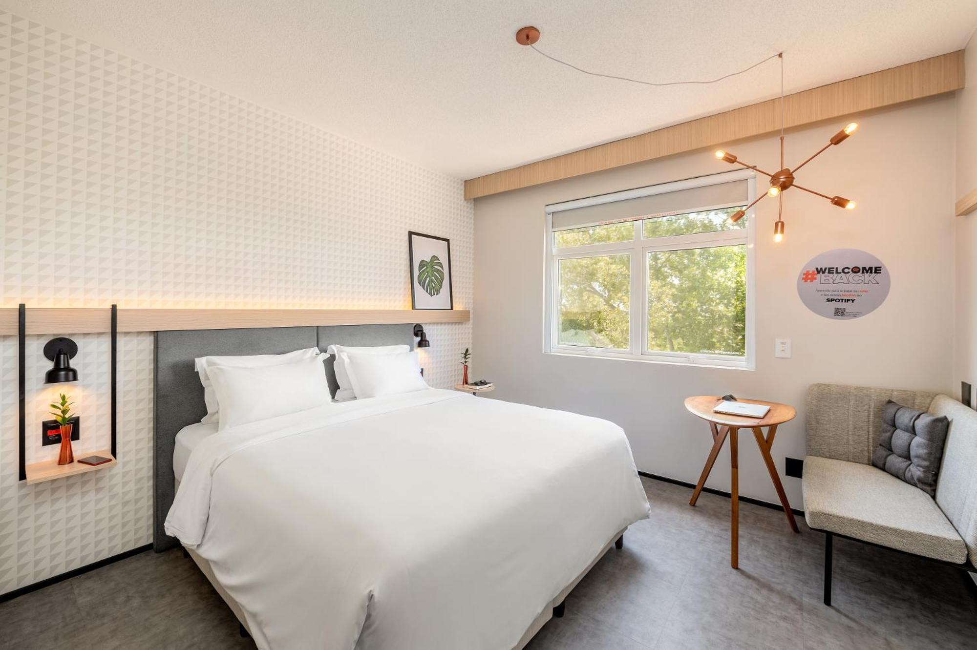 Quarto duplo de luxo com cama queen-size